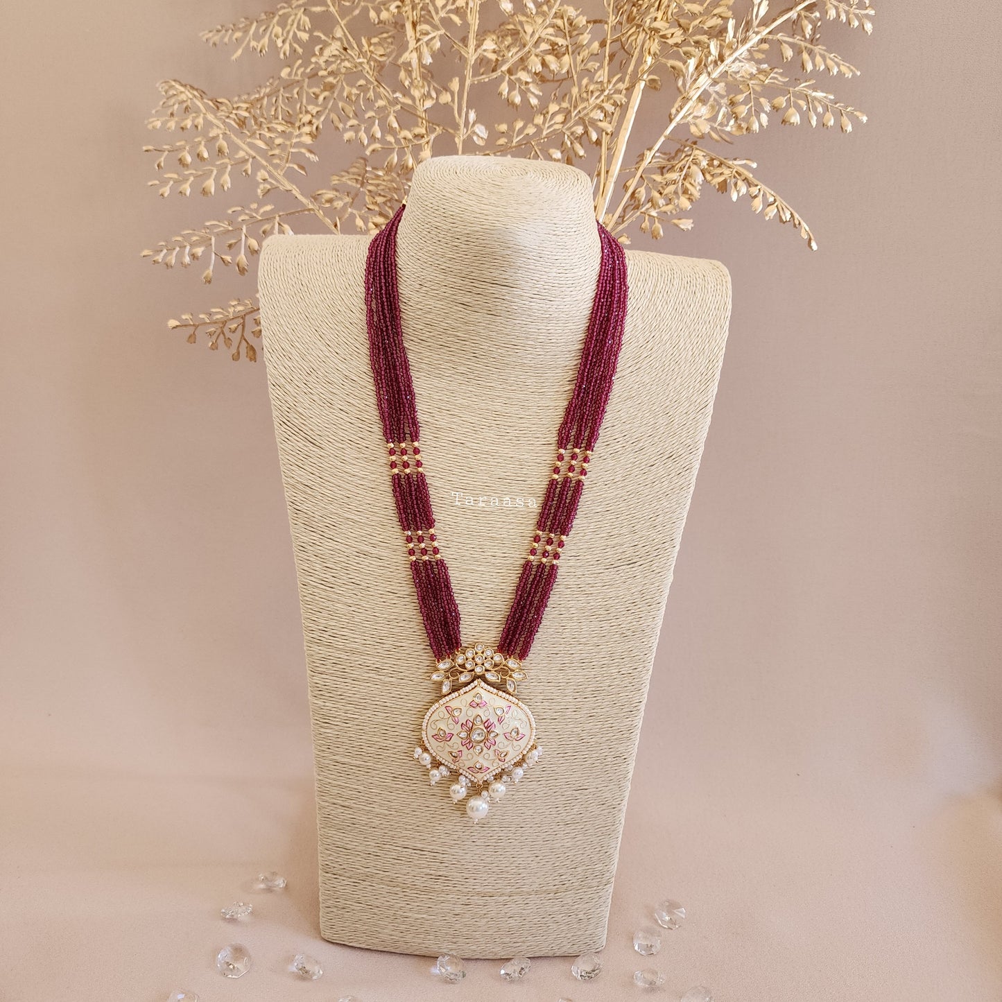 White And Maroon Haar