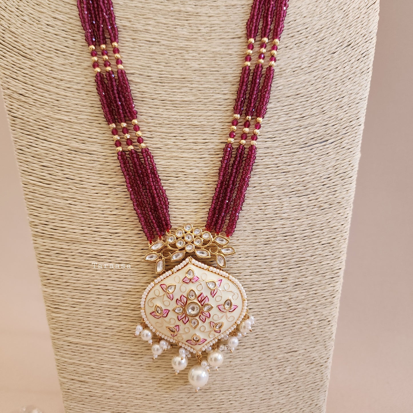 White And Maroon Haar