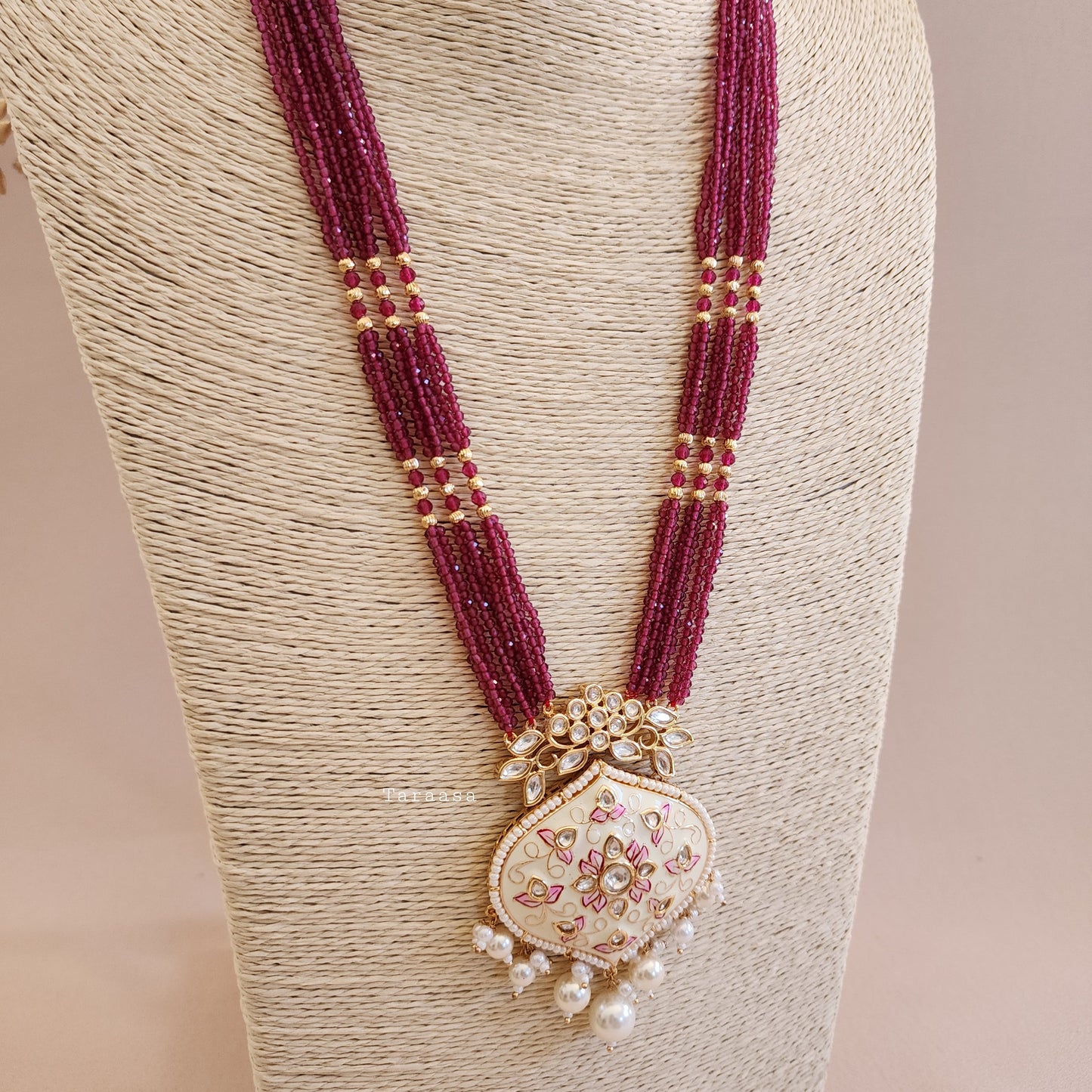 White And Maroon Haar