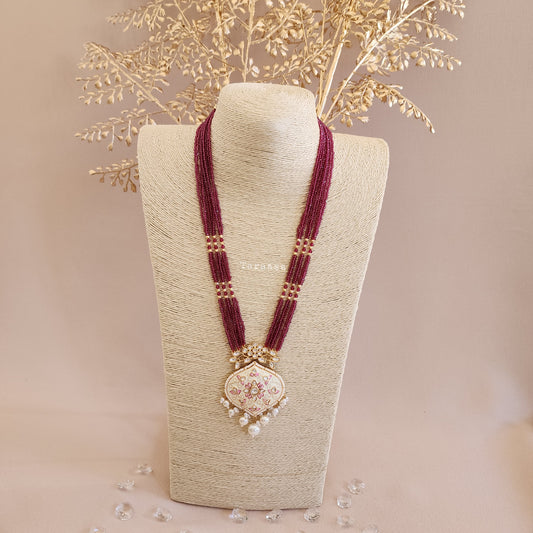 White And Maroon Haar